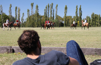 estudiantes viendo un partido de polo argentino